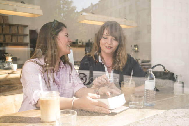 Dos mujeres tomando café en la cafetería - foto de stock