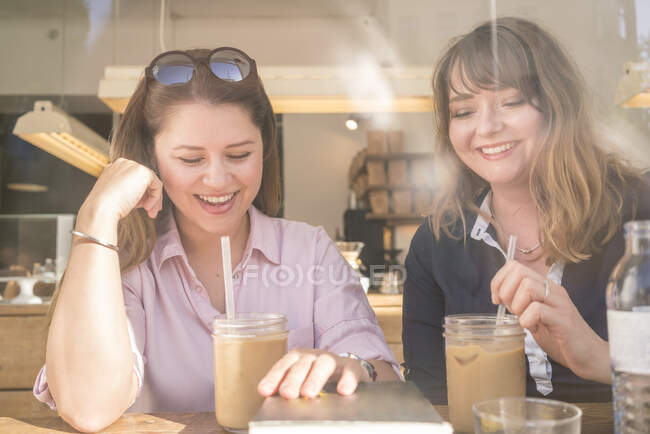 Deux femmes buvant du café au café — Photo de stock
