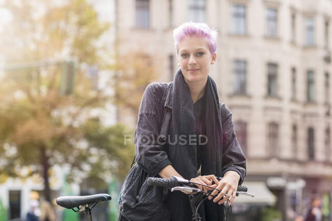 Portrait of young woman on city street — Stock Photo