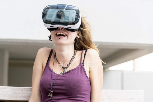 Молодая женщина в шлеме VR — стоковое фото
