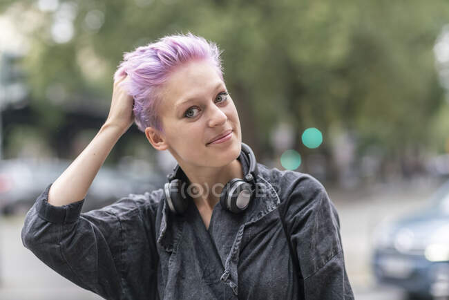 Porträt einer jungen Frau auf der Straße der Stadt — Stockfoto