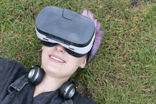 Jovem mulher usando capacete VR — Fotografia de Stock