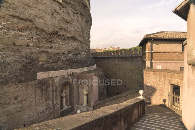 Italy, Lazio, Rome, Statues carved in cliff — Stock Photo