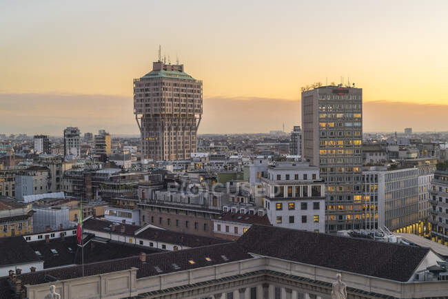 Italien, Lombardei, Mailand, Gebäude bei Sonnenuntergang — Stockfoto