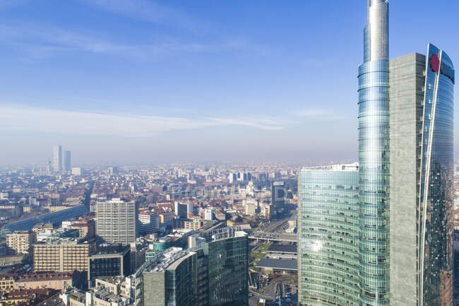 Италия, Ломбардия, Милан, Skyscraper с городом — стоковое фото