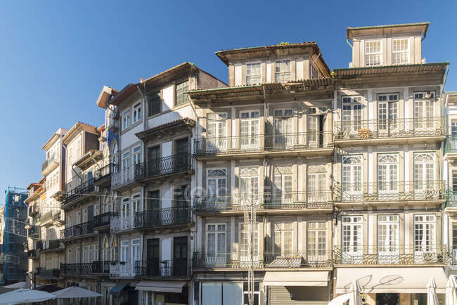 Portugal, Porto, Ornado, antigos edifícios de apartamentos — Fotografia de Stock