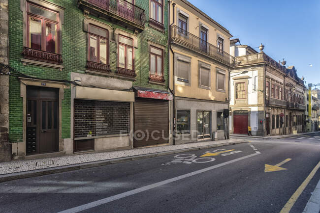 Portugal, Oporto, Calle vacía y edificios antiguos - foto de stock