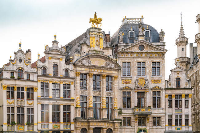 Bélgica, Bruselas, Ciudad de Bruselas, Fachadas de casas adosadas del casco antiguo - foto de stock