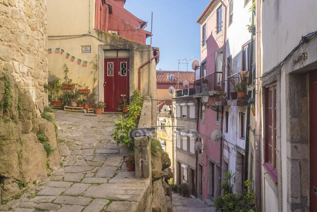 Portugal, Porto, beco estreito e antigos edifícios de apartamentos — Fotografia de Stock
