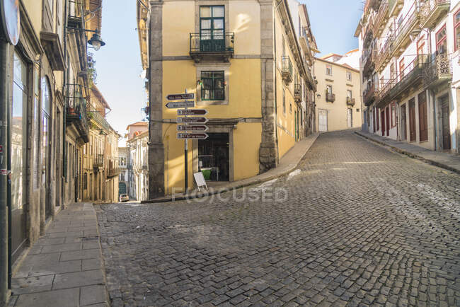 Portugal, Oporto, Callejón de Cobblestone y antiguos edificios de apartamentos - foto de stock