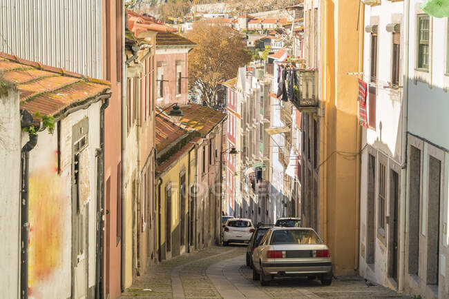 Portugal, Oporto, empinado, estrecho callejón de la ciudad vieja - foto de stock