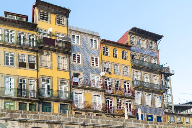 Португалия, Порту, Красочный, Старые многоквартирные дома — стоковое фото
