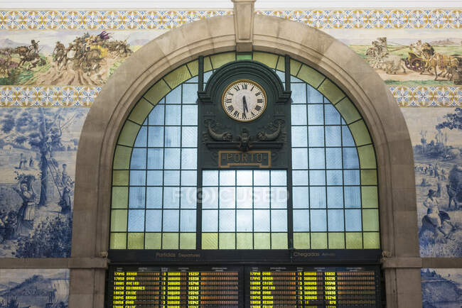 Portugal, Porto, Clock and tiles at historical Sao Bento train station — Stock Photo