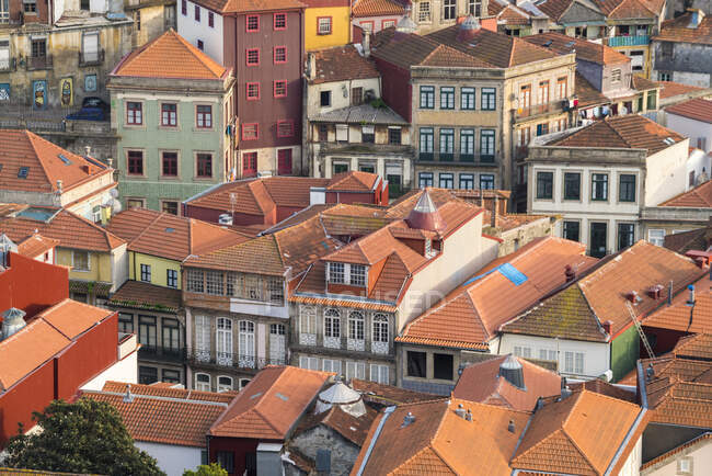 Portugal, Oporto, Vistas panorámicas de casas antiguas con tejados anaranjados - foto de stock