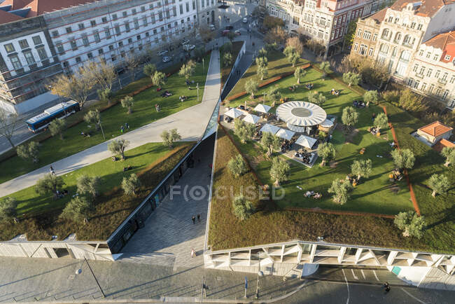 Portugal, Porto, Aerial view of Jardim das Oliveiras with green roof building — Stock Photo