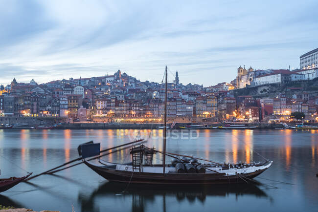 Portugal, Porto, Bateaux rabelo traditionnels sur la rivière Douro au crépuscule — Photo de stock