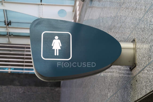 Portugal, Porto, Toilettenschild für Frauen — Stockfoto