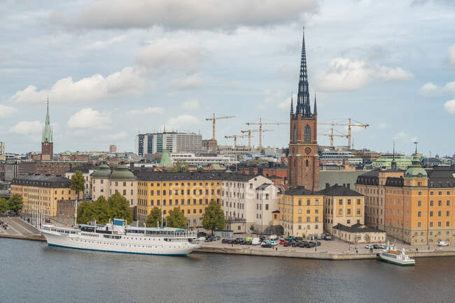 Schweden, Sodermanland, Stockholm, Stadtbild mit Kirchturm — Stockfoto