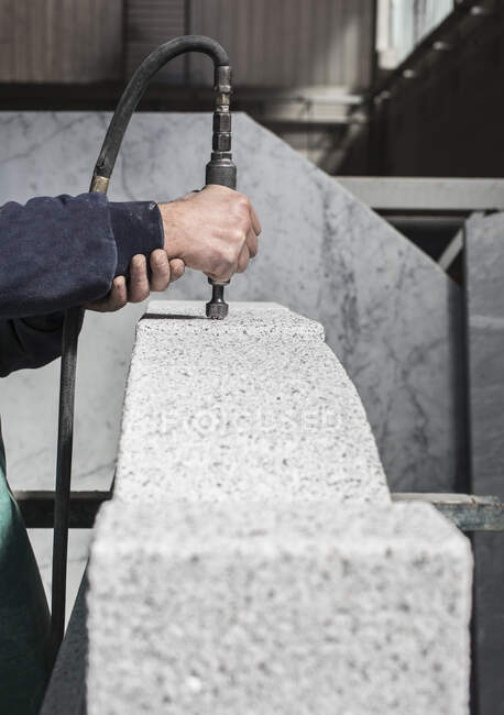 Італія, Премоселло Чіовенда, Вербанія, людина, що працює з каменем — стокове фото