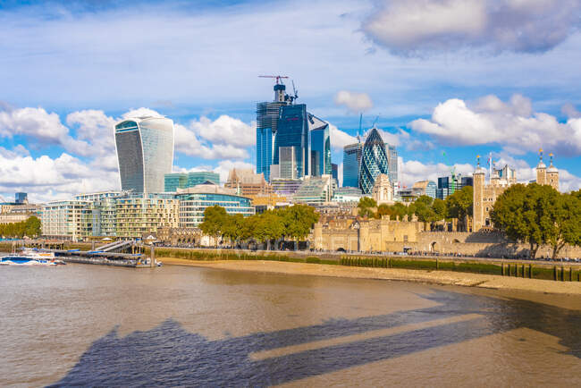 Велика Британія, Англія, Лондон, хмарочоси в центрі міста — стокове фото