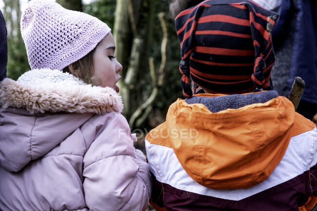 Royaume-Uni, Vue arrière du garçon et de la fille dans le parc d'automne — Photo de stock