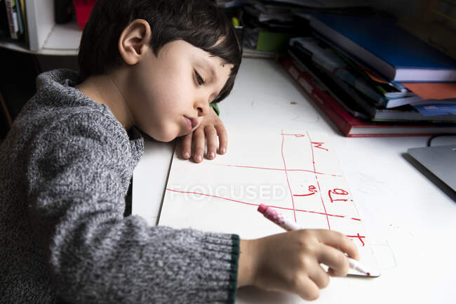 Regno Unito, ragazzo stanco (4-5) che fa i compiti — Foto stock