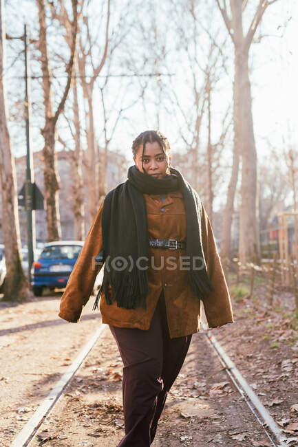 Italien, Porträt einer jungen Frau im Freien — Stockfoto