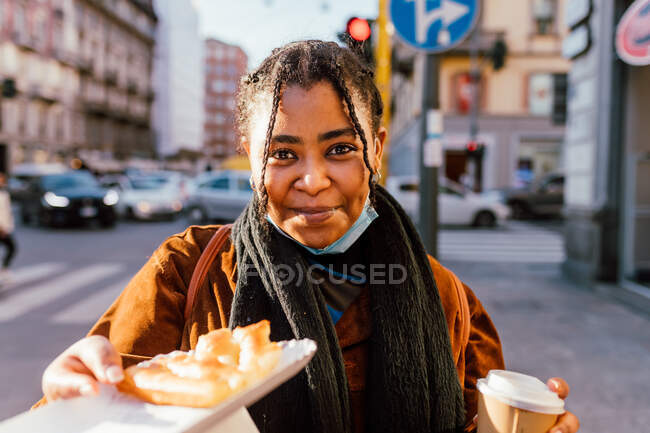 Itália, Retrato de mulher sorridente com lanche na rua — Fotografia de Stock
