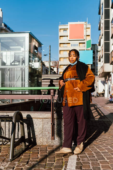 Italien, Frau mit Gesichtsmaske steht in der Stadt — Stockfoto