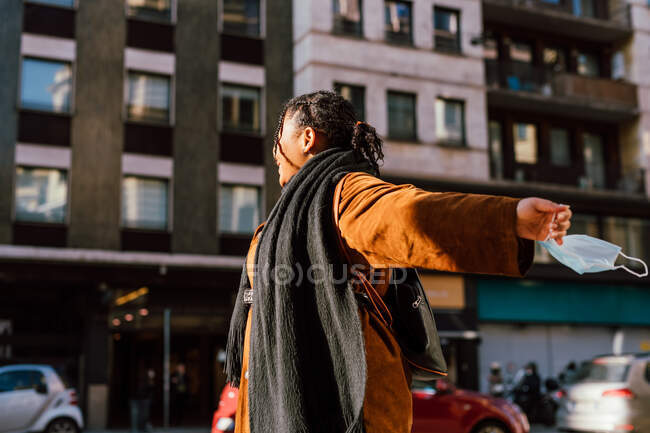 Italie, Jeune femme les bras tendus en ville — Photo de stock