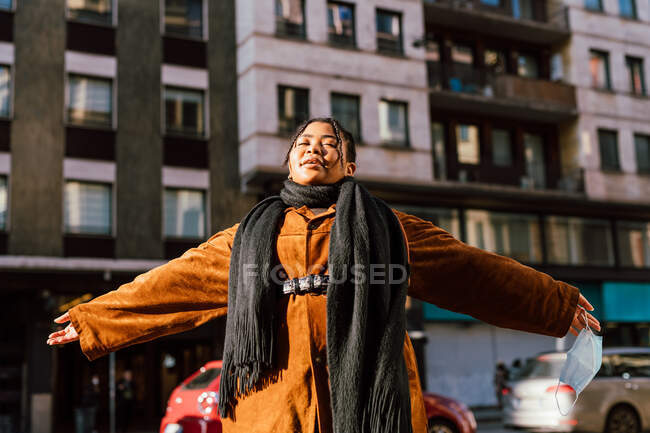 Італія, молода жінка з витягнутими руками в місті — стокове фото
