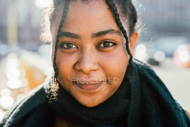 Italy, Portrait of smiling young woman outdoors — Stock Photo