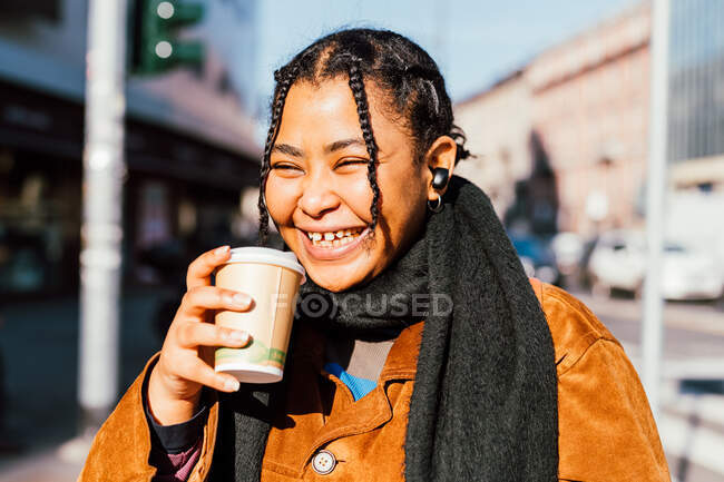 Italia, Donna sorridente che tiene la tazza usa e getta all'aperto — Foto stock