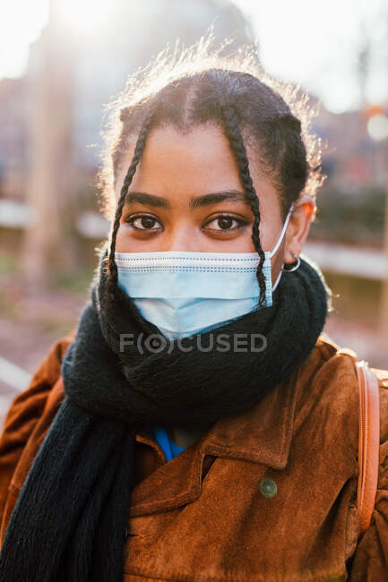 Італія, Портрет молодої жінки на відкритому повітрі маска — стокове фото