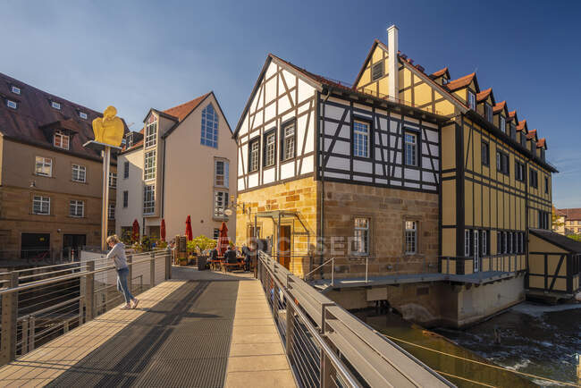 Deutschland, Bayern, Bamberg, Fachwerkhäuser und Brücke über den Fluss — Stockfoto
