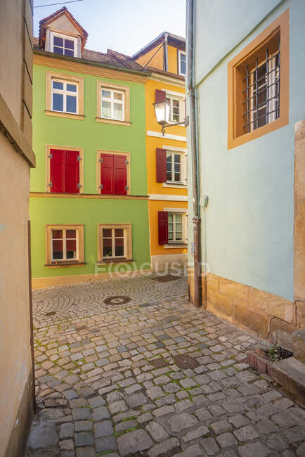 Germany, Bavaria, Bamberg, Colorful townhouses at cobblestone street — Stock Photo