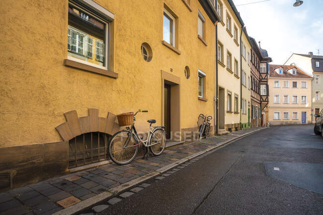 Germany, Bavaria, Bamberg, Bicycles parked along townhouses — Stock Photo