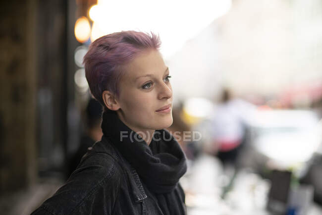 Junge Frau auf der Straße — Stockfoto