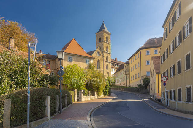 Deutschland, Bayern, Bamberg, Leere Straße mit Kirchturm — Stockfoto