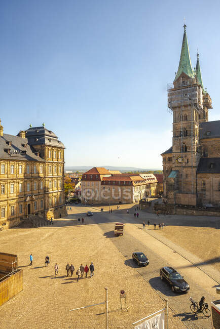 Alemania, Baviera, Bamberg, Plaza de la ciudad con majestuosa catedral - foto de stock