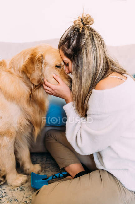 Italy, Young woman hugging dog — Stock Photo