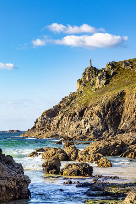 Франция, Бретанья, Финистер сюд, Берег со скалой и маяком — стоковое фото