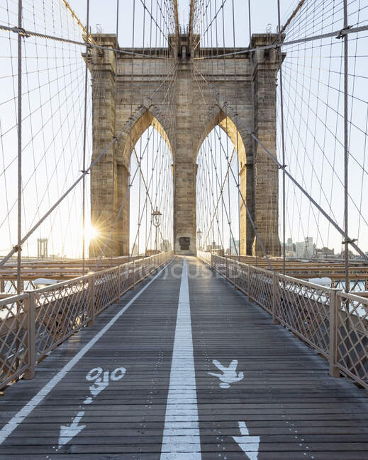 USA, NY, New York City, Brooklyn Bridge sentier pédestre et piste cyclable au coucher du soleil — Photo de stock