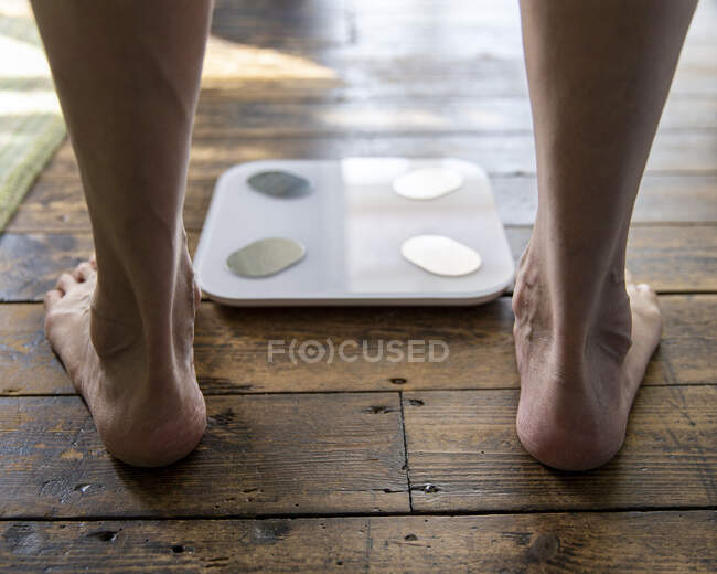 UK, East Sussex, Close-up of senior mans feet at bathroom scale — Stock Photo