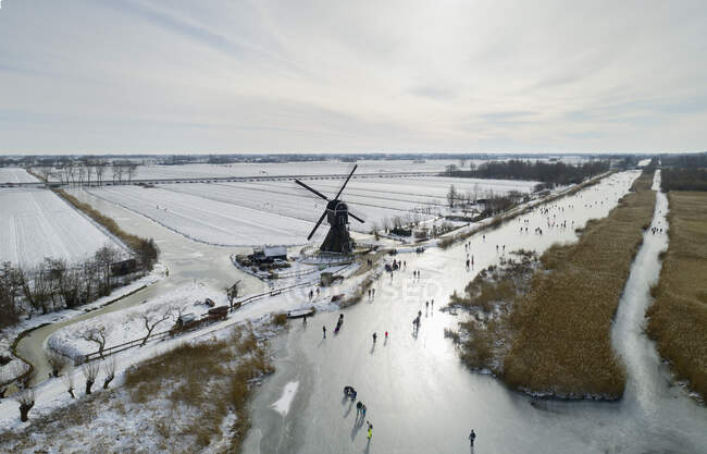 Nederland, Utrecht, Lexmond, Vista aérea de la gente patinaje sobre hielo en el paisaje - foto de stock