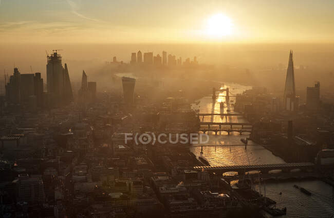 Reino Unido, Londres, Vista aérea de la ciudad y el río Támesis al atardecer - foto de stock
