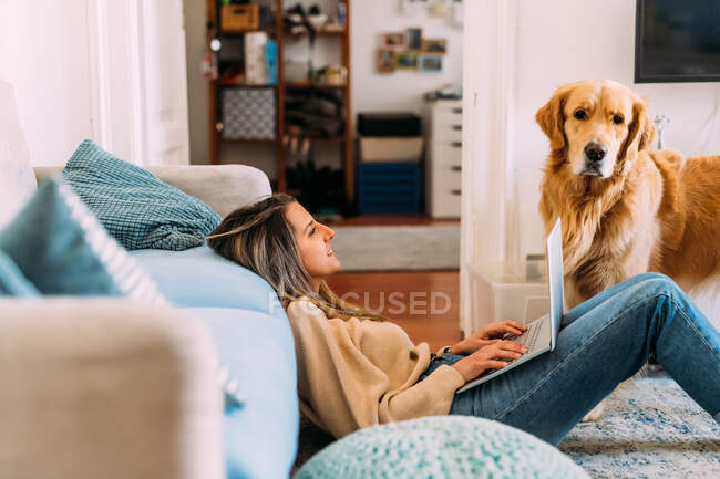 Italie, Jeune femme avec chien à la maison — Photo de stock
