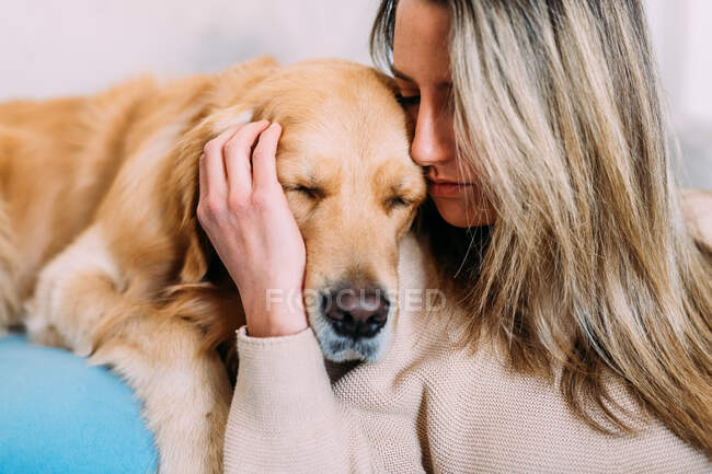 Італія, молода жінка з собакою вдома. — стокове фото