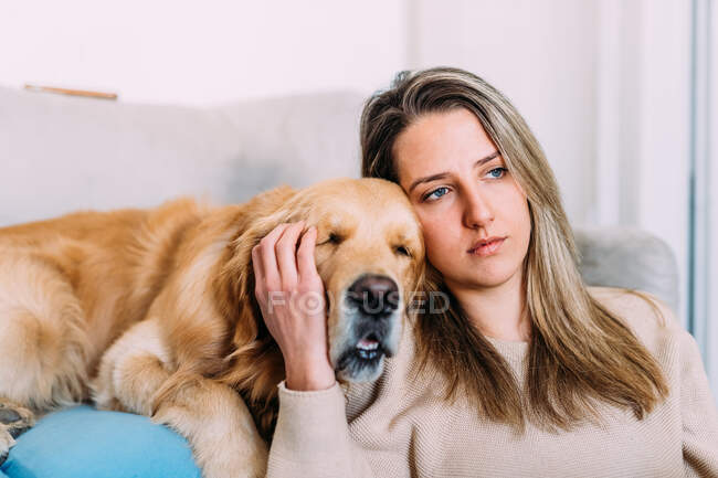 Italia, Giovane donna con cane a casa — Foto stock