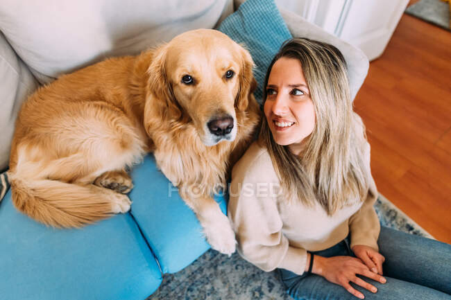 Itália, Jovem com cão em casa — Fotografia de Stock
